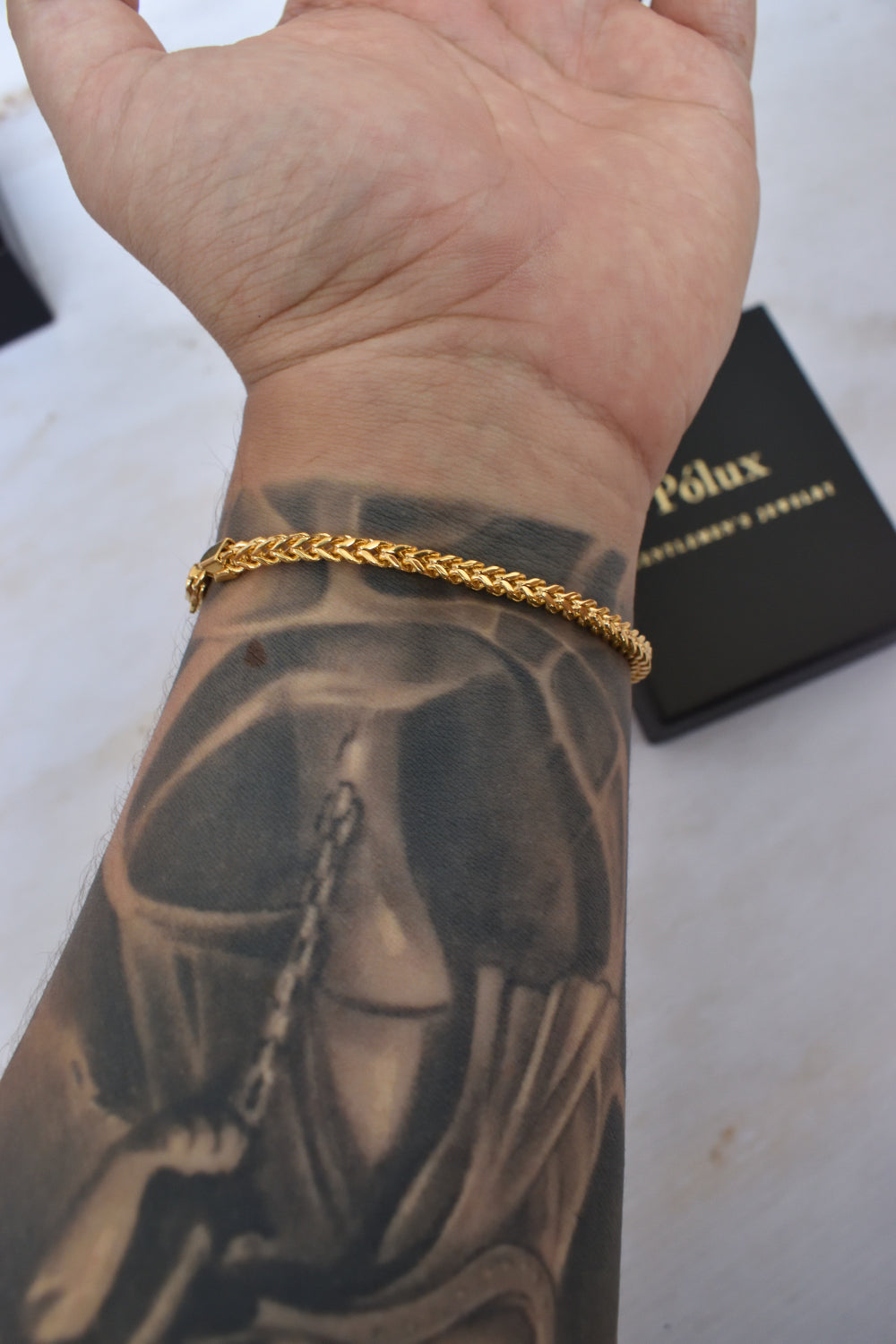 Pulsera franco 3mm enchapada en oro 18K sobre caja negra de joyería, acero quirúrgico hipoalergénico