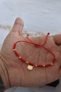 Pulsera protección San Benito unisex en cordón rojo trenzado ajustable