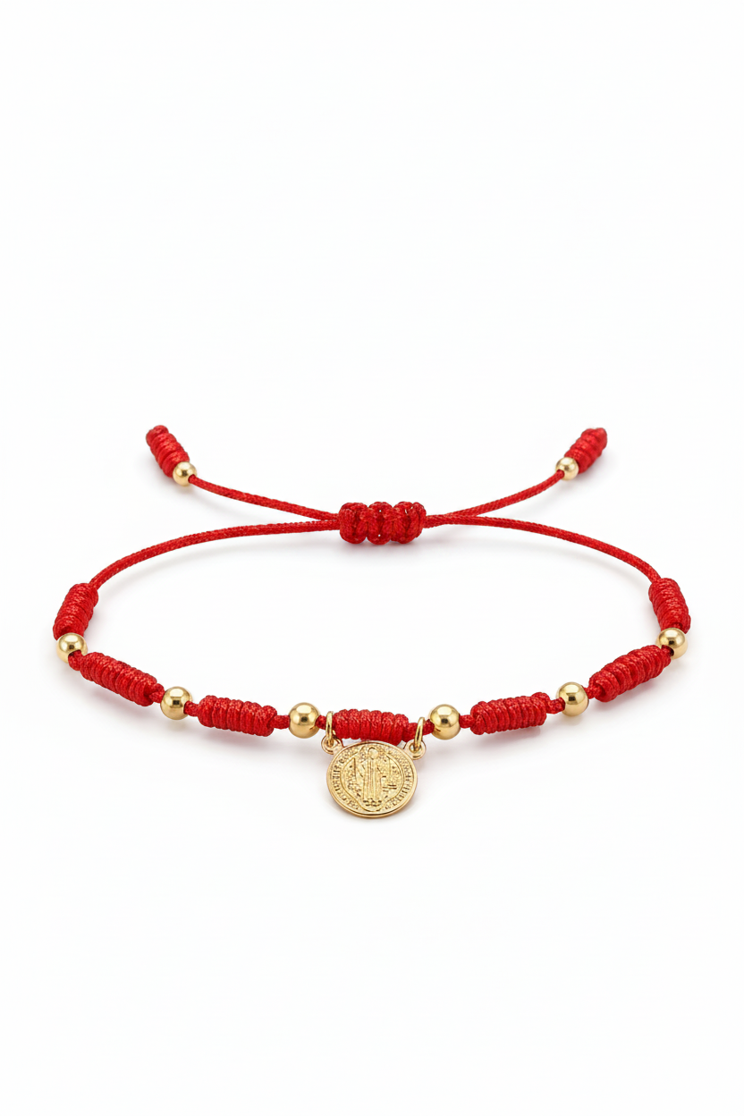 Pulsera San Benito hilo rojo con dije en oro laminado 18K sobre fondo blanco