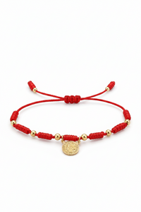 Pulsera San Benito hilo rojo con dije en oro laminado 18K sobre fondo blanco