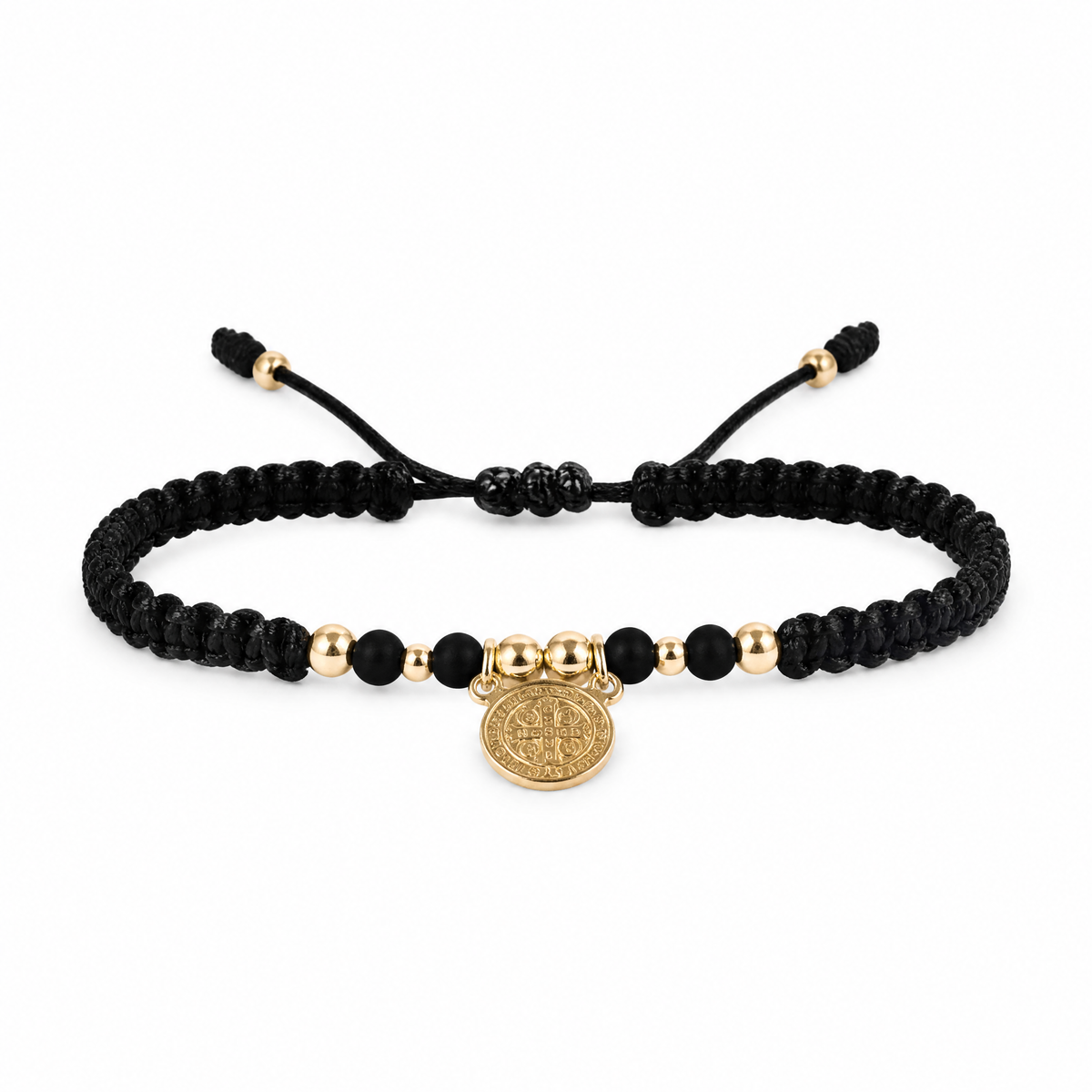 Pulsera San Benito tejida en macramé negro con oro laminado 18K sobre fondo blanco