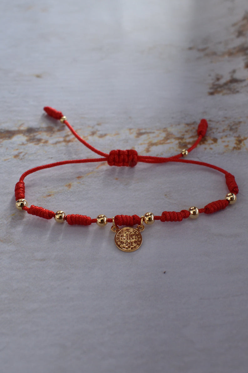 Pulsera San Benito hilo rojo oro laminado, pieza de Pólux Gentleman's