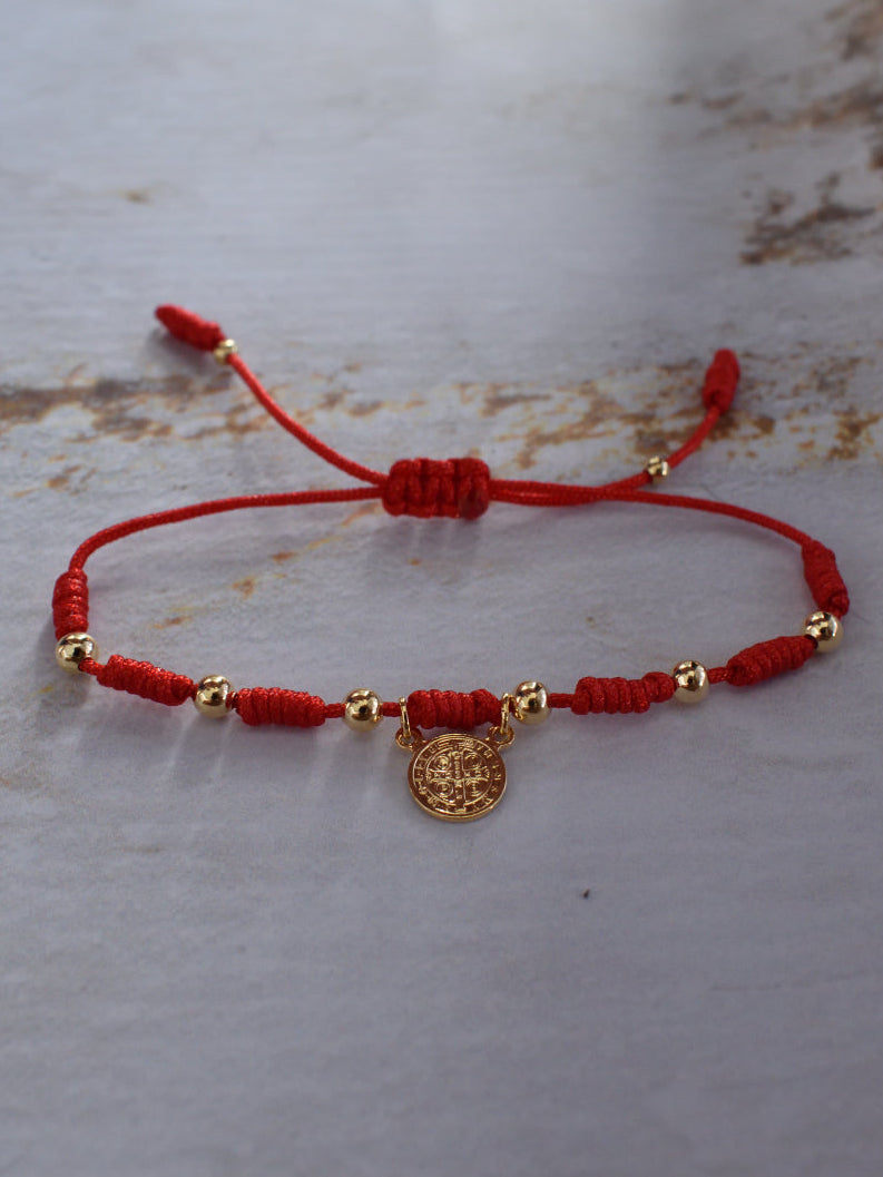 Pulsera San Benito hilo rojo oro laminado, pieza de Pólux Gentleman's