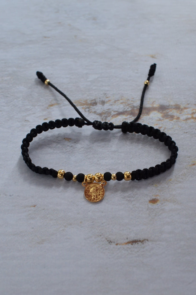 Pulsera San Benito tejida artesanalmente en negro, pieza de Pólux Gentleman's