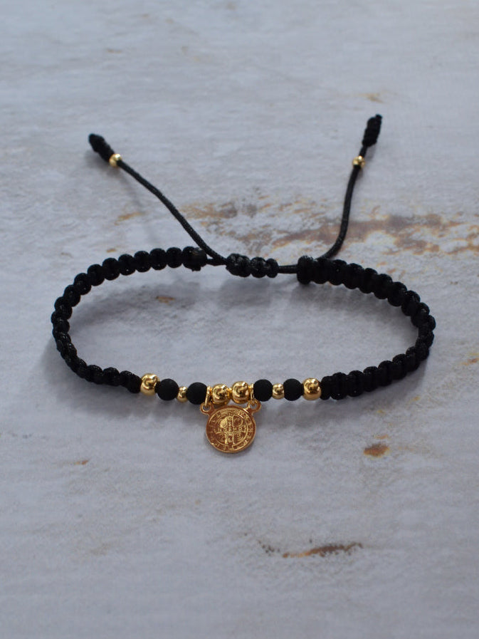Pulsera San Benito tejida artesanalmente en negro, pieza de Pólux Gentleman's