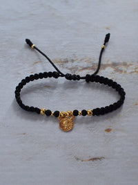 Pulsera San Benito tejida artesanalmente en negro, pieza de Pólux Gentleman's