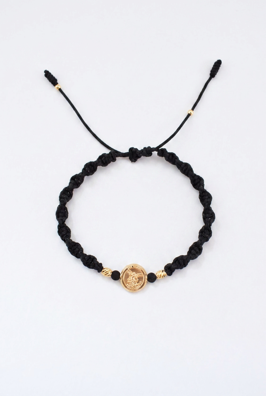Pulsera San Miguel Arcángel en oro laminado 18K con dije central y tambores de 4mm