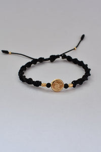 Pulsera unisex tejida en macramé negro con dije de San Miguel Arcángel oro laminado