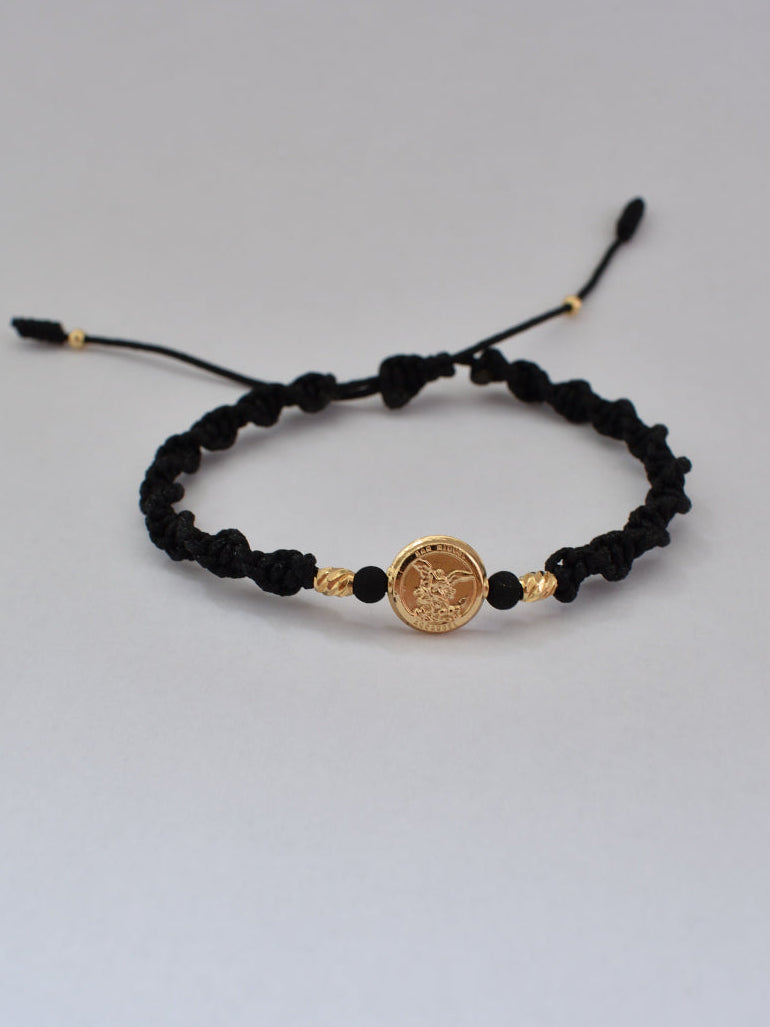 Pulsera unisex tejida en macramé negro con dije de San Miguel Arcángel oro laminado