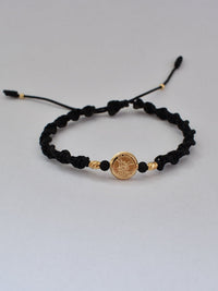 Pulsera unisex tejida en macramé negro con dije de San Miguel Arcángel oro laminado