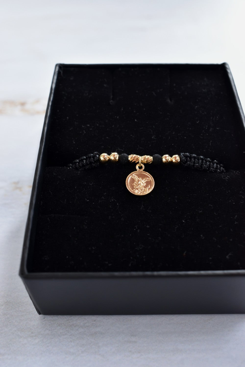 Dije San Miguel Arcángel en oro laminado 18K con balines y barriles dorados