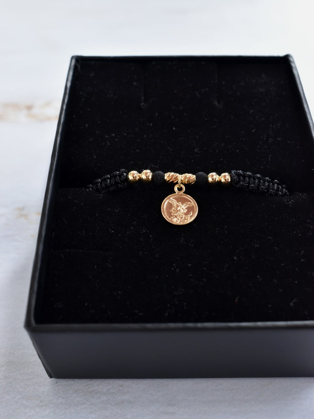 Dije San Miguel Arcángel en oro laminado 18K con balines y barriles dorados