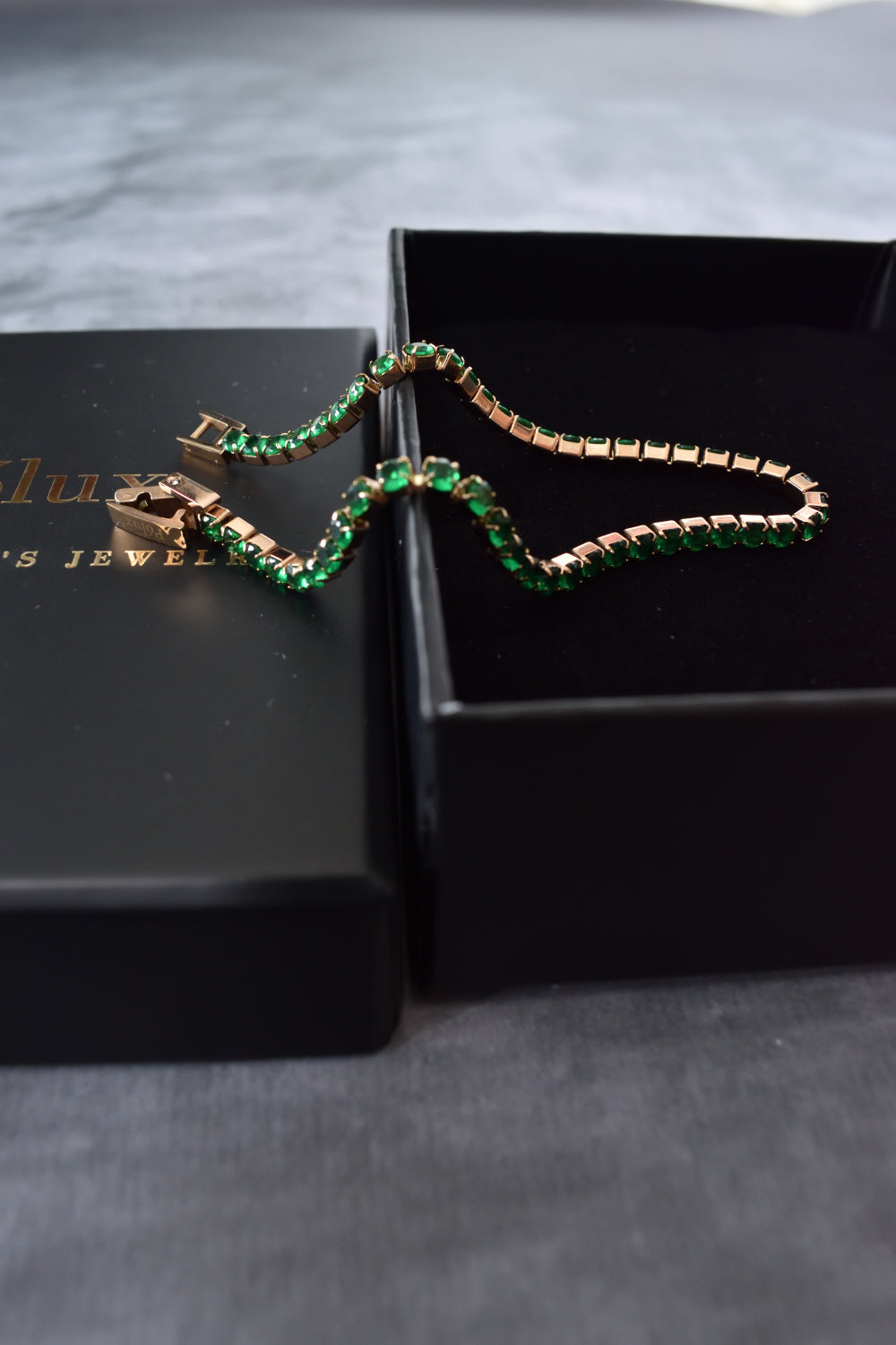 Pulsera tennis oro rosa circones verdes esmeralda acero quirúrgico