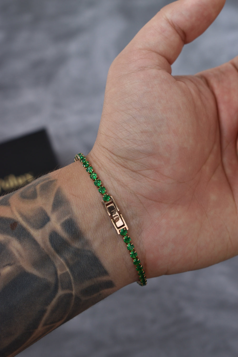 Pulsera tennis oro rosa circones verdes esmeralda acero quirúrgico