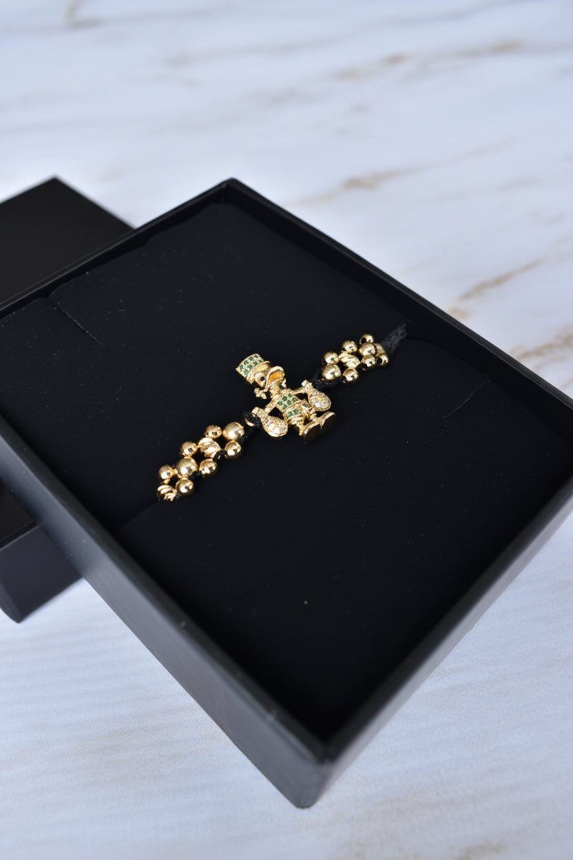 Pulsera Tío Rico en oro laminado 18K, vista frontal con dije de circones verdes