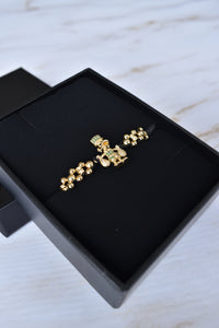 Pulsera Tío Rico en oro laminado 18K, vista frontal con dije de circones verdes