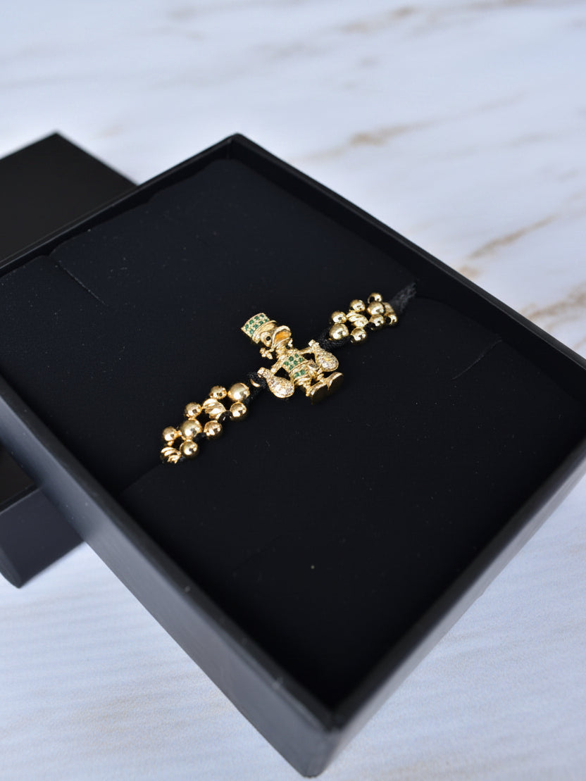 Pulsera Tío Rico en oro laminado 18K, vista frontal con dije de circones verdes