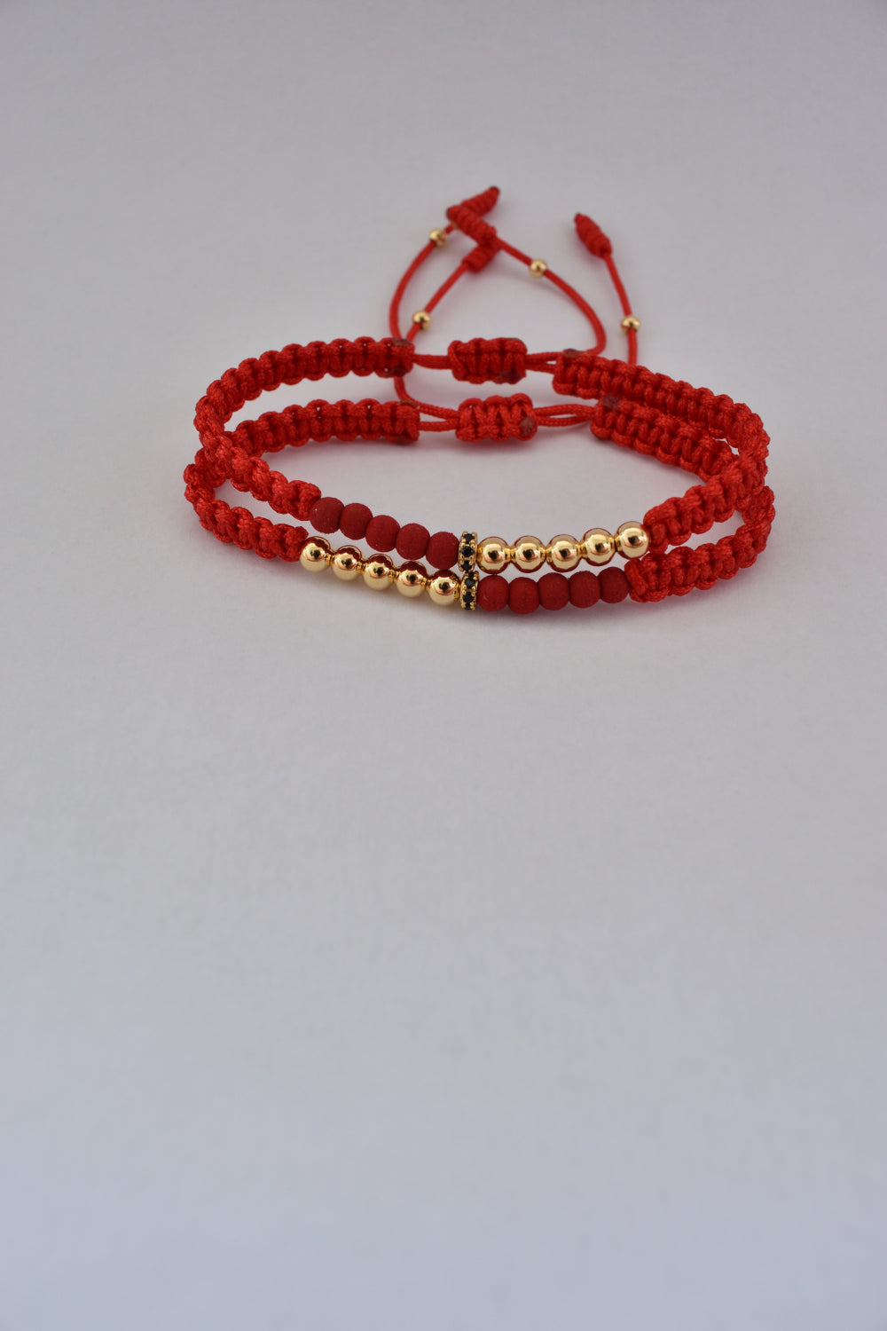 Set de 2 pulseras Afrodita rojas oro laminado 18K, vista en ángulo