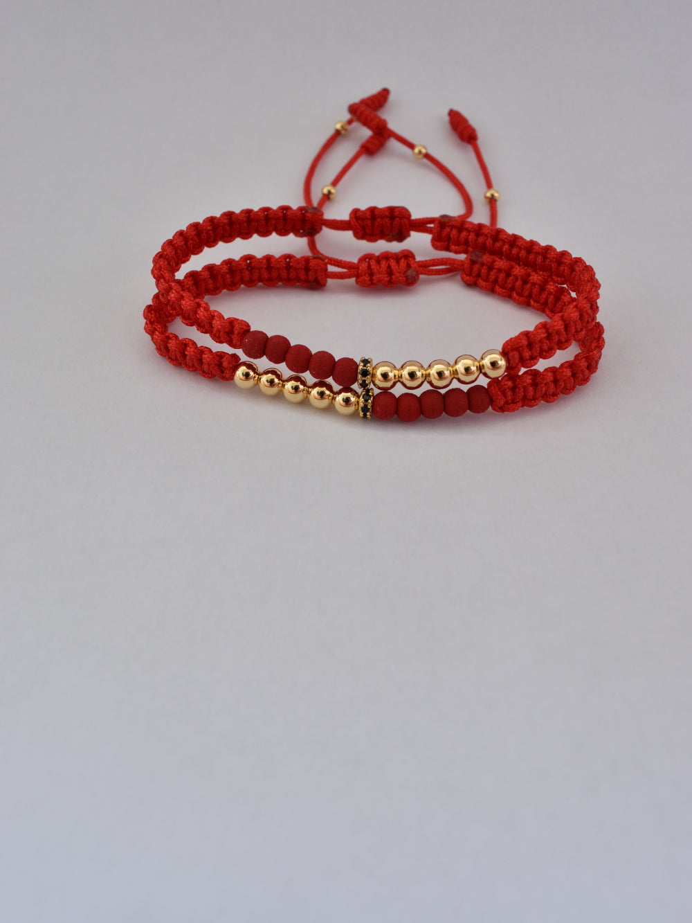 Set de 2 pulseras Afrodita rojas oro laminado 18K, vista en ángulo