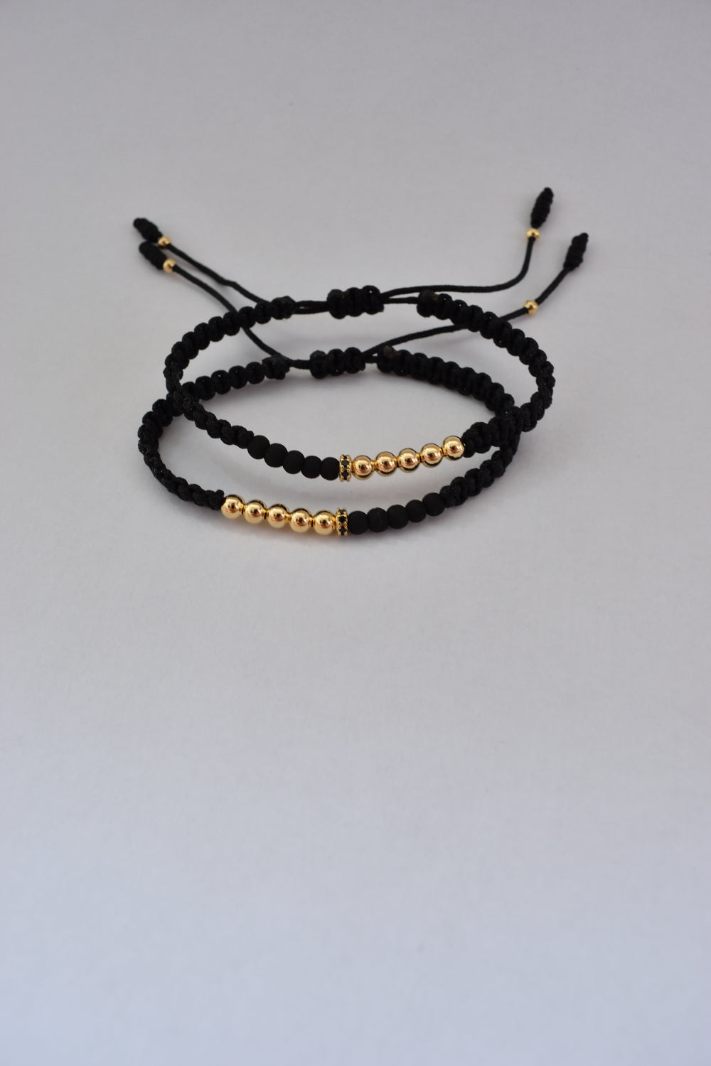 Set de 2 pulseras Afrodita oro laminado 18K, vista en ángulo