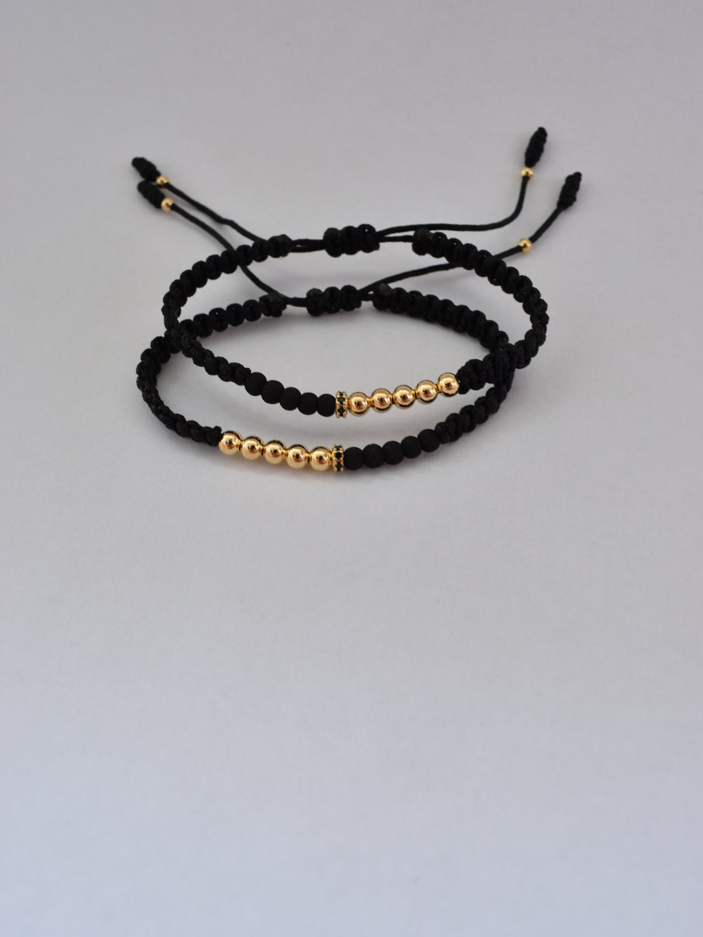 Set de 2 pulseras Afrodita oro laminado 18K, vista en ángulo